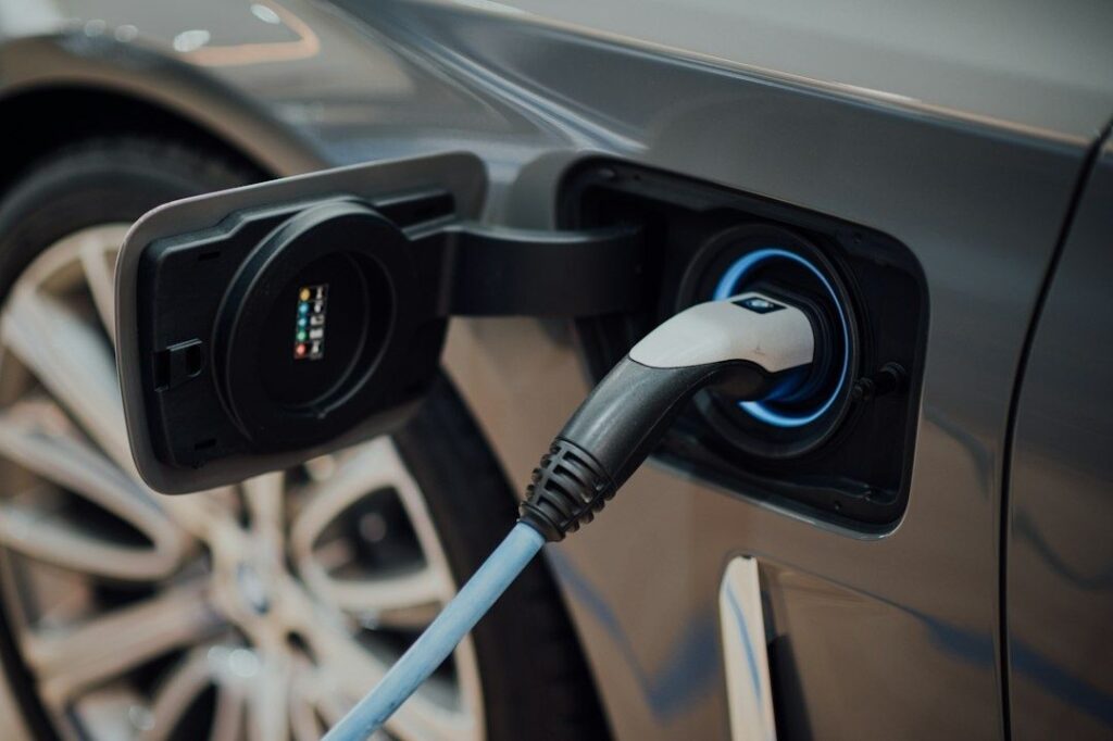 Laddkabel ansluten till en hybrid- eller elbil