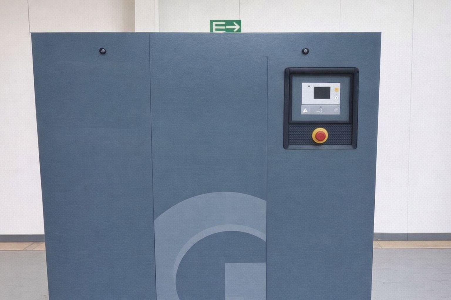 Industriell maskin med kontrollpanel för försäljning på auktion.